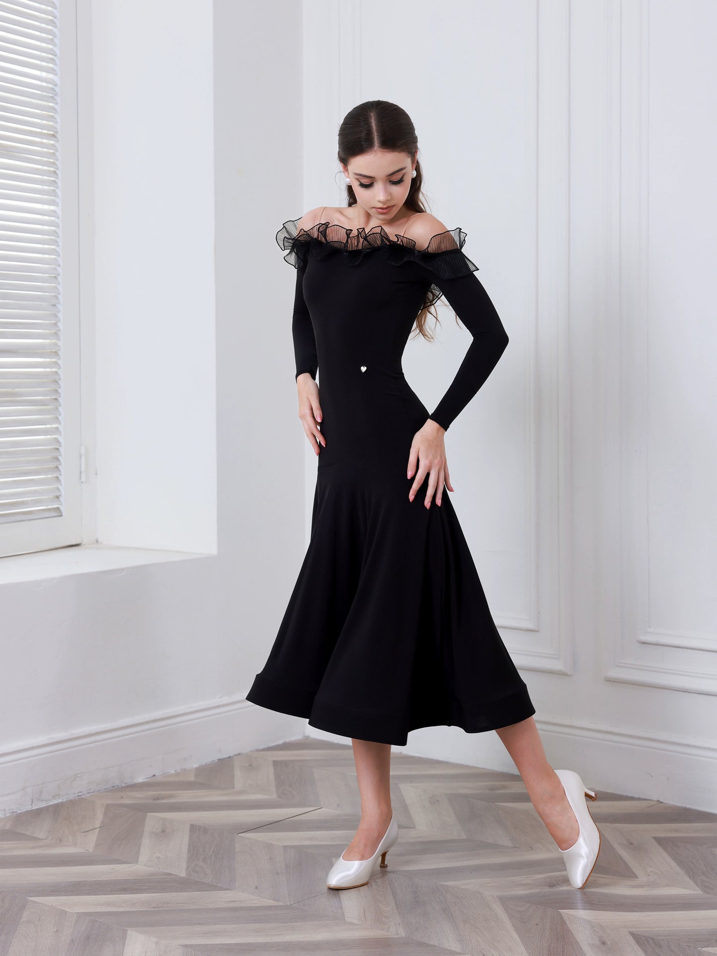 TID brand modern dance dress women's 2025 new lace neckline design friendship pendulum skirt national ballroom dance skirt