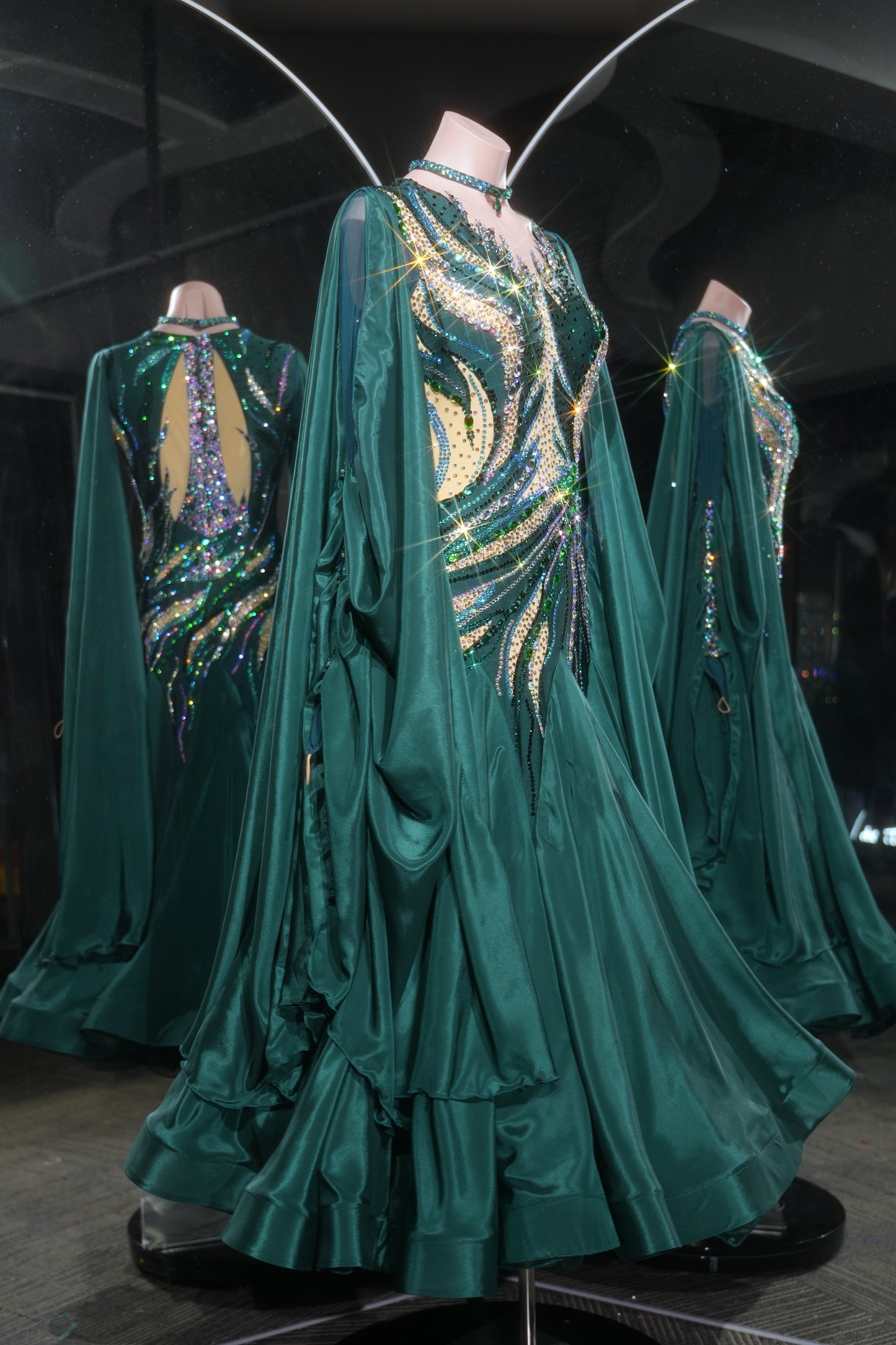 MINEJAS.L536 Abito da ballo da sala verde smeraldo intenso con maniche a mantella e strass AB | Abito standard con scollo a V