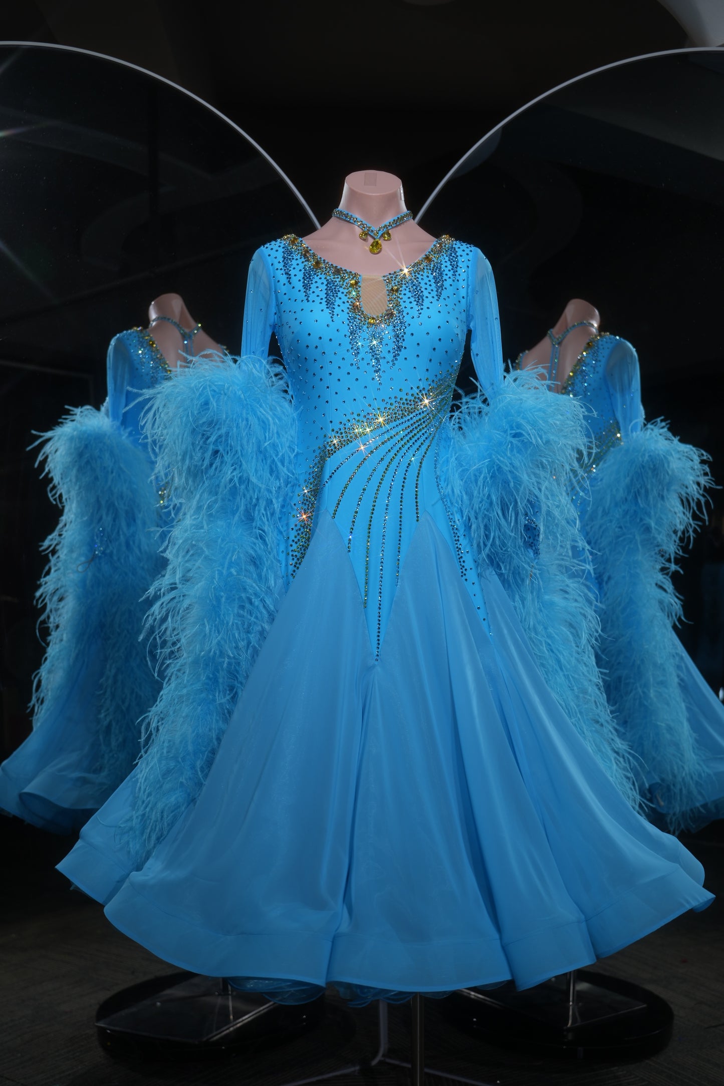 MINEJAS.L538 Abito da Ballo Liscio Azzurro Cielo con Strass Dorati | Abito Lungo Standard a Maniche Lunghe