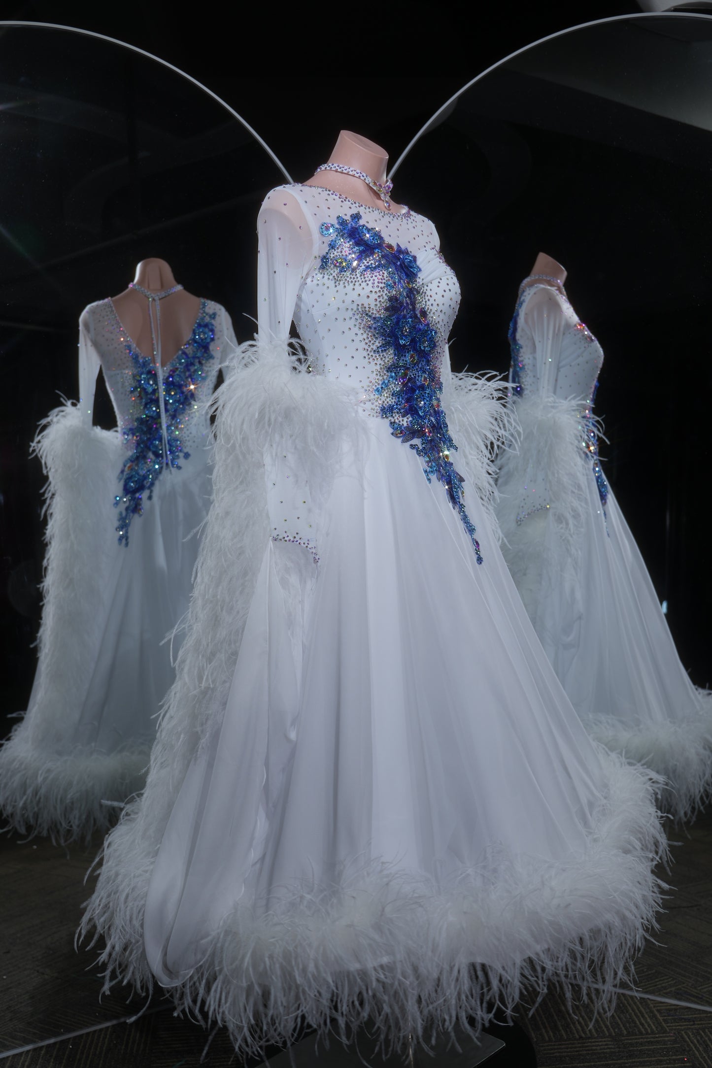 MINEJAS.L540 Abito da Ballo Bianco con Applicazioni Floreali 3D Blu e Rifiniture in Piume | Abito da Competizione Standard