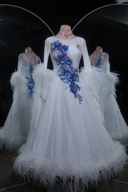MINEJAS.L540 Abito da Ballo Bianco con Applicazioni Floreali 3D Blu e Rifiniture in Piume | Abito da Competizione Standard