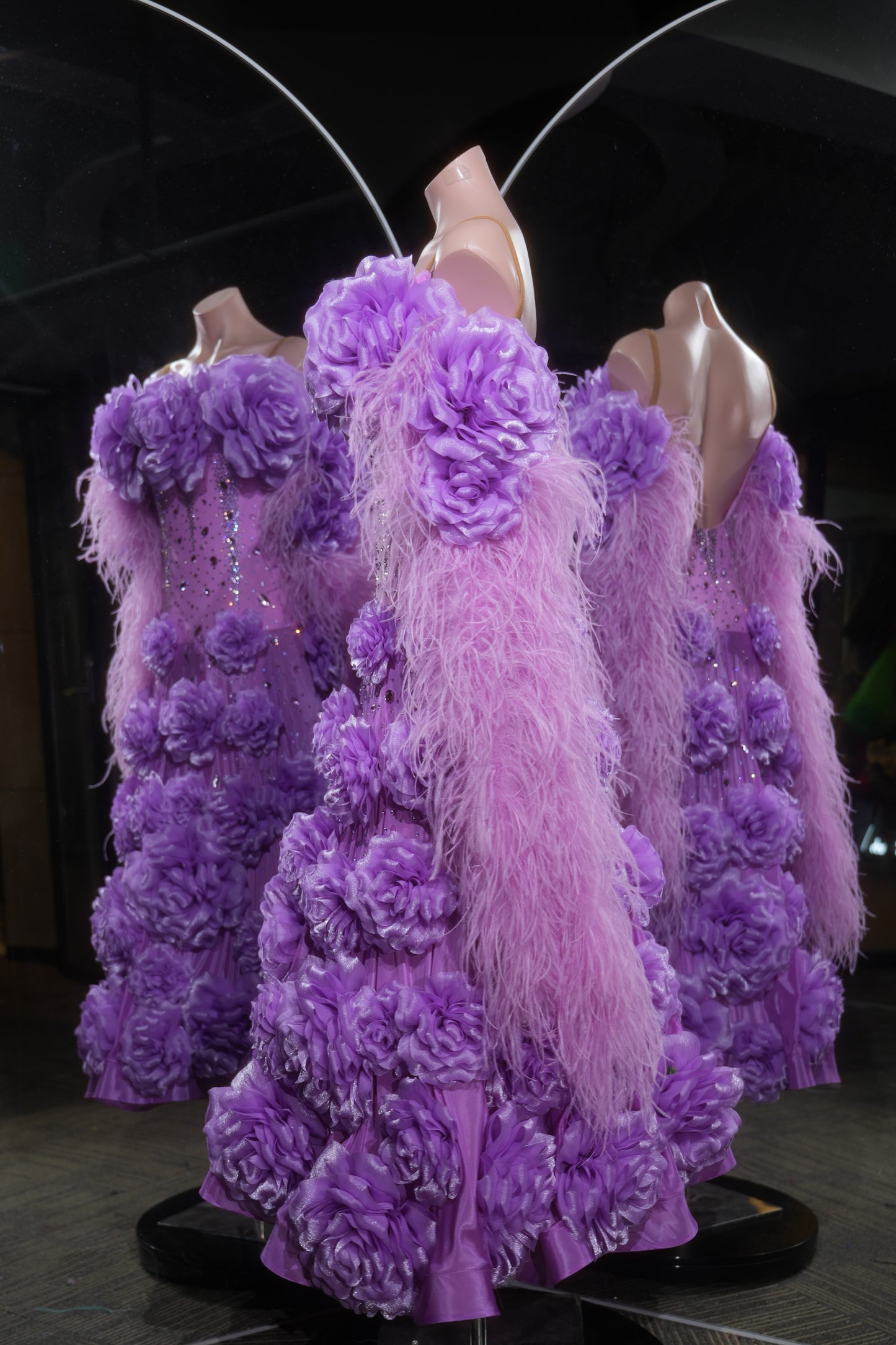 MINEJAS.L541 Abito da ballo liscio lavanda viola con rose 3D oversize e maniche in piuma | Abito standard con schiena scoperta