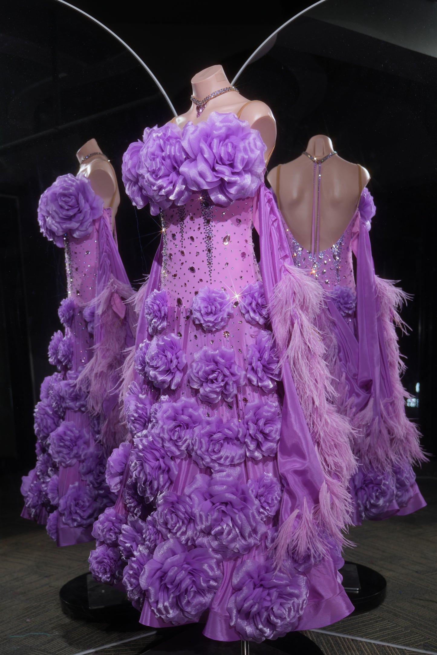 MINEJAS.L541 Abito da ballo liscio lavanda viola con rose 3D oversize e maniche in piuma | Abito standard con schiena scoperta