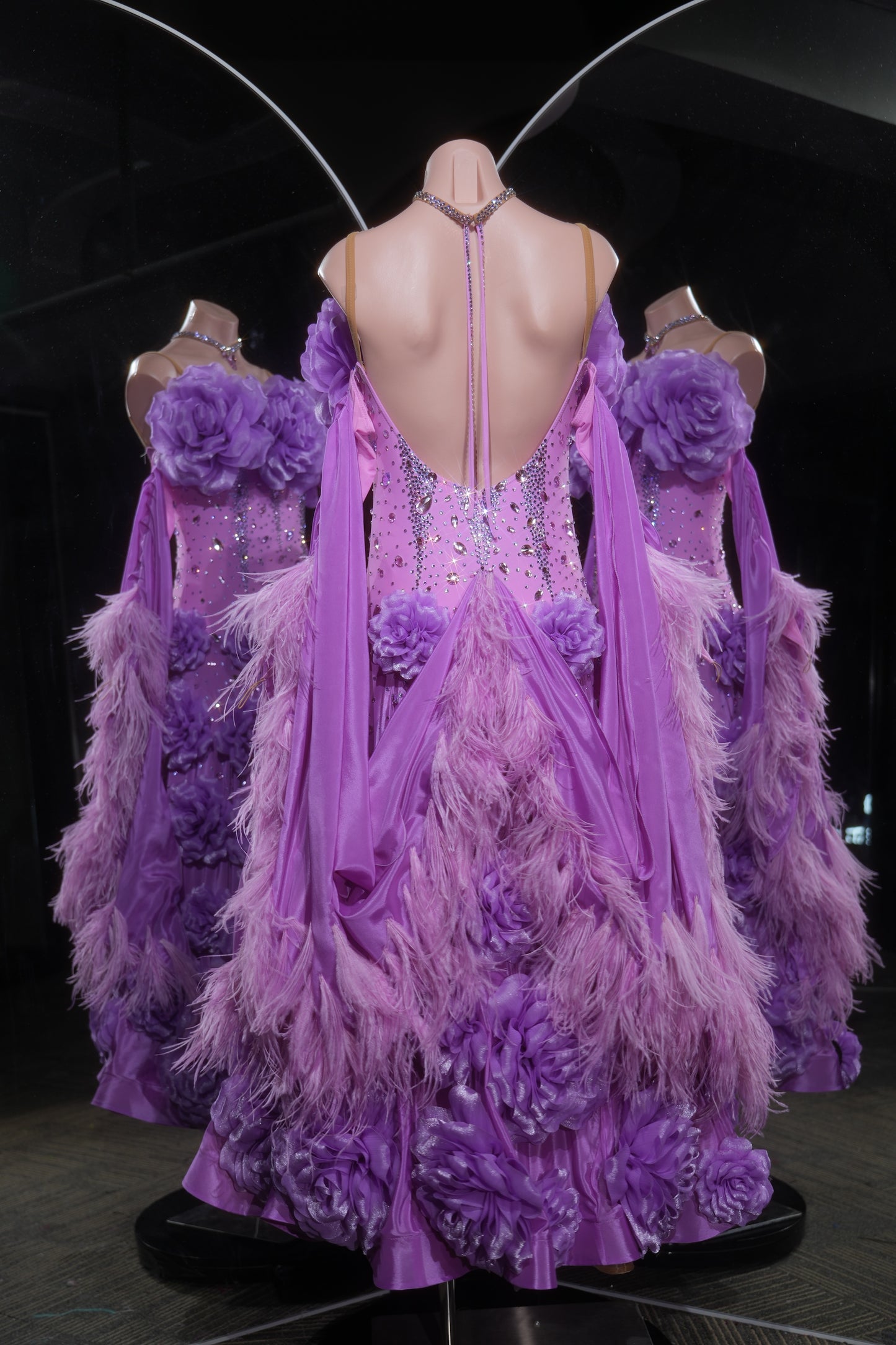 MINEJAS.L541 Abito da ballo liscio lavanda viola con rose 3D oversize e maniche in piuma | Abito standard con schiena scoperta